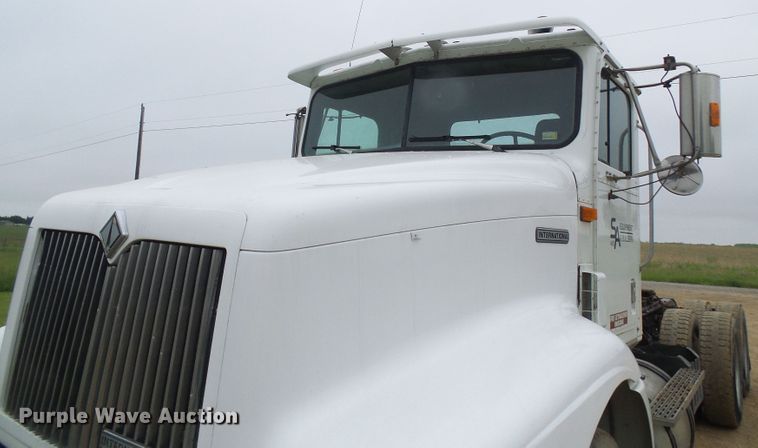image for item DG5679 1999 International 9200  semi truck