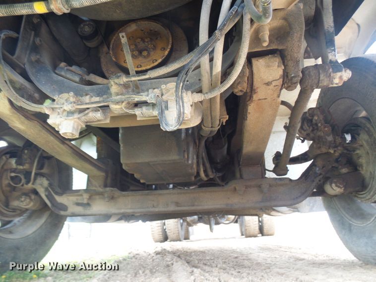 image for item DG5679 1999 International 9200  semi truck