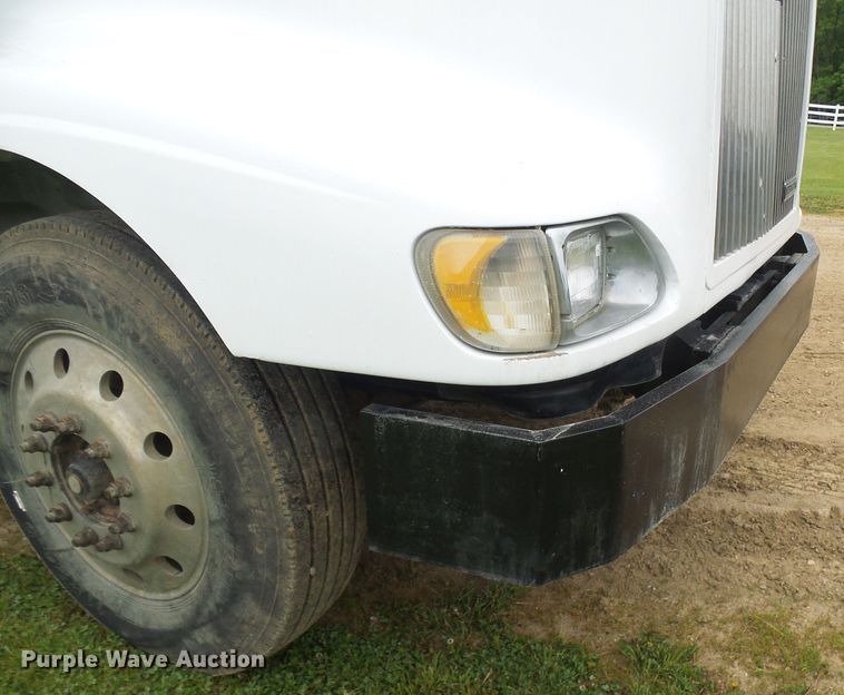 image for item DG5679 1999 International 9200  semi truck