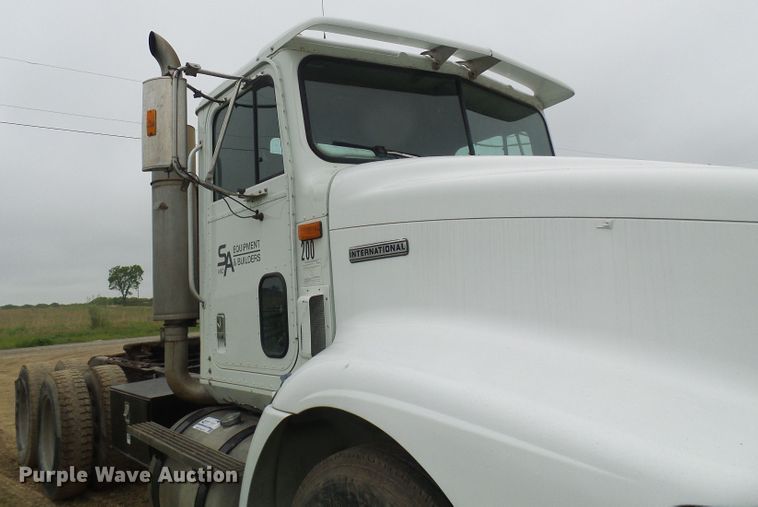 image for item DG5679 1999 International 9200  semi truck