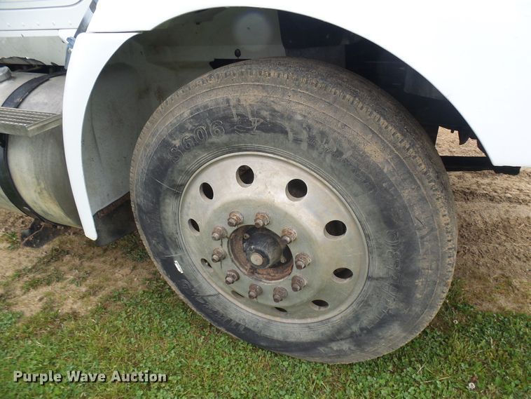 image for item DG5679 1999 International 9200  semi truck