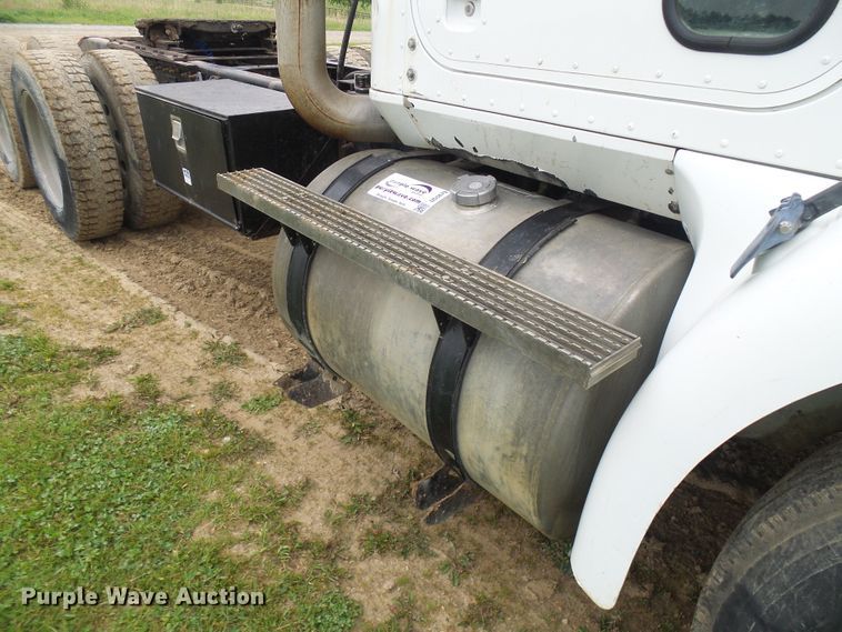 image for item DG5679 1999 International 9200  semi truck