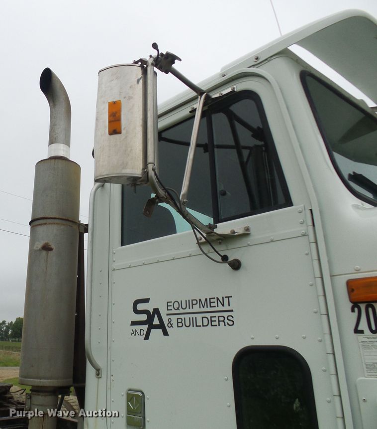 image for item DG5679 1999 International 9200  semi truck