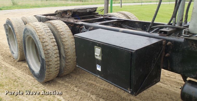 image for item DG5679 1999 International 9200  semi truck