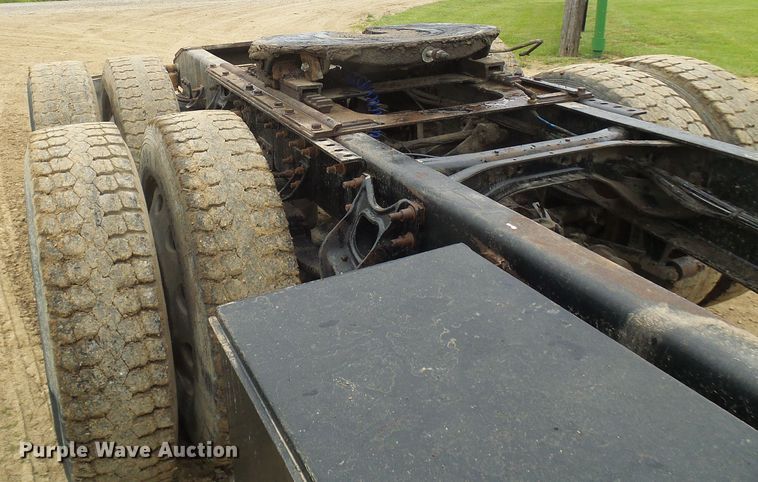 image for item DG5679 1999 International 9200  semi truck