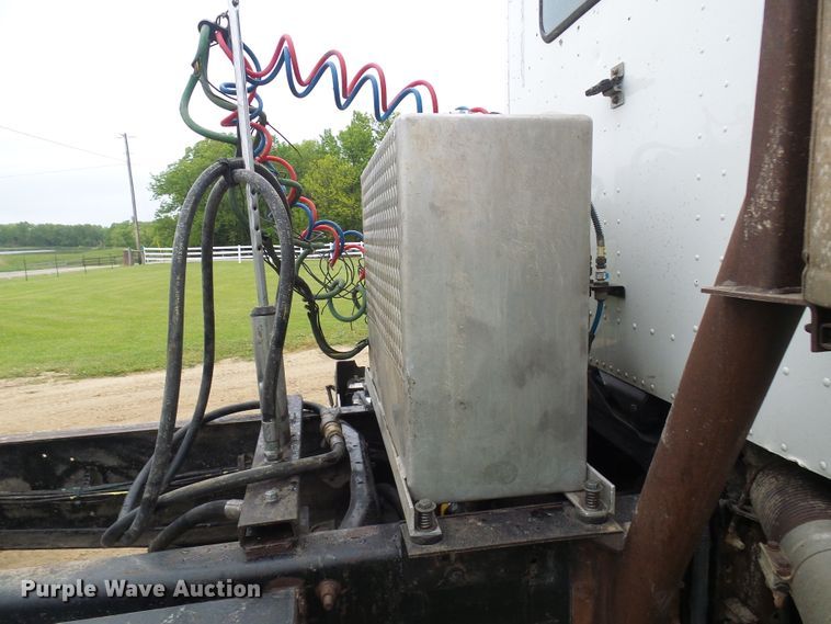 image for item DG5679 1999 International 9200  semi truck