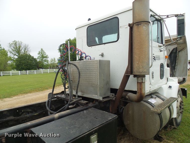 image for item DG5679 1999 International 9200  semi truck