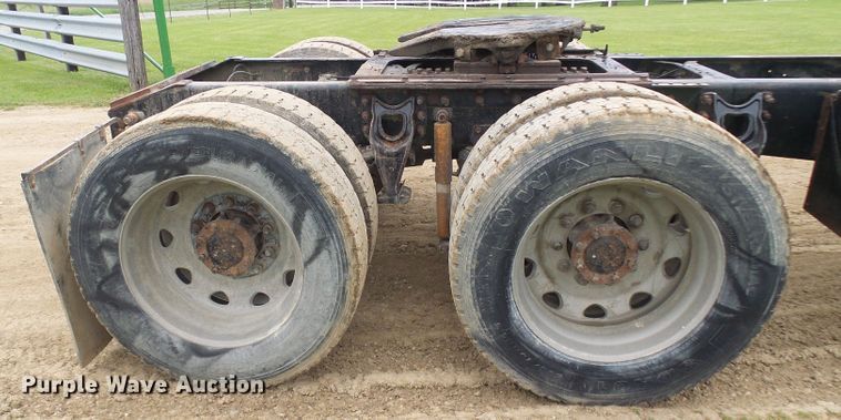 image for item DG5679 1999 International 9200  semi truck