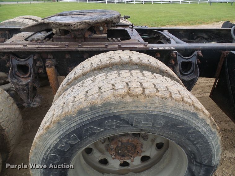 image for item DG5679 1999 International 9200  semi truck