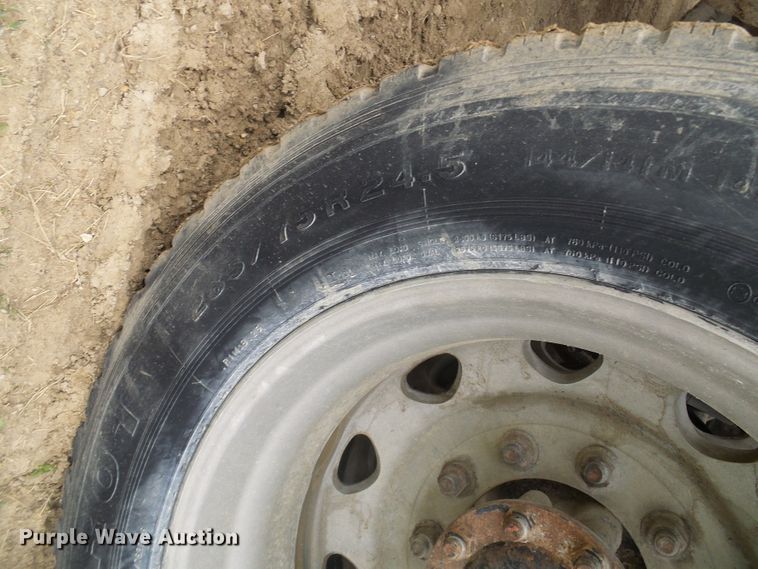 image for item DG5679 1999 International 9200  semi truck