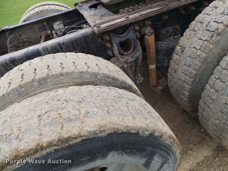 image for item DG5679 1999 International 9200  semi truck