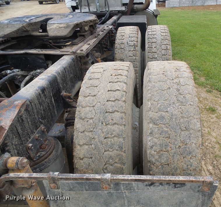 image for item DG5679 1999 International 9200  semi truck