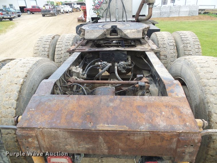 image for item DG5679 1999 International 9200  semi truck