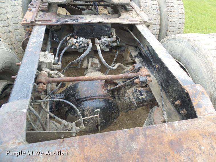 image for item DG5679 1999 International 9200  semi truck