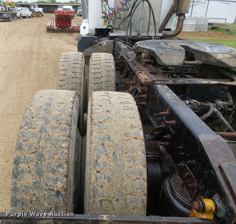 image for item DG5679 1999 International 9200  semi truck