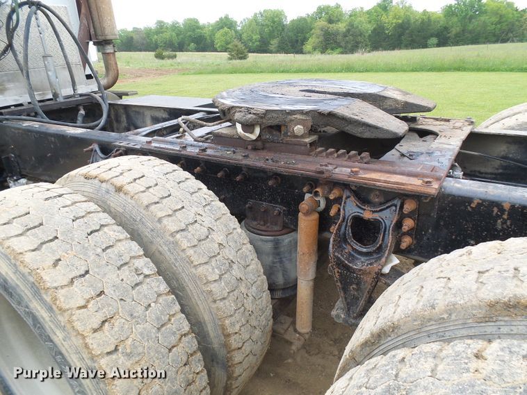 image for item DG5679 1999 International 9200  semi truck