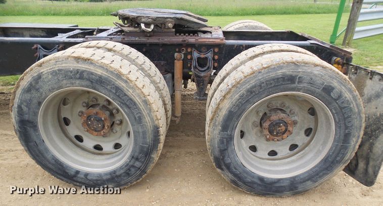 image for item DG5679 1999 International 9200  semi truck