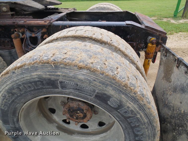 image for item DG5679 1999 International 9200  semi truck