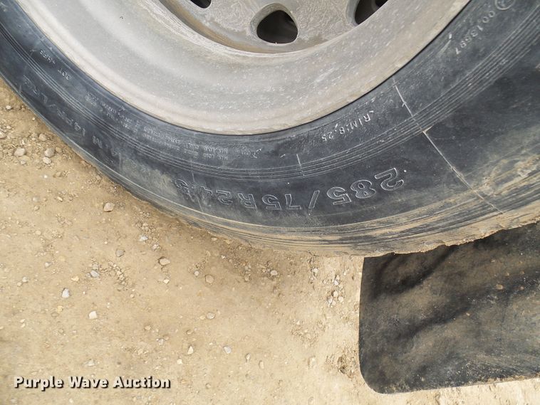 image for item DG5679 1999 International 9200  semi truck