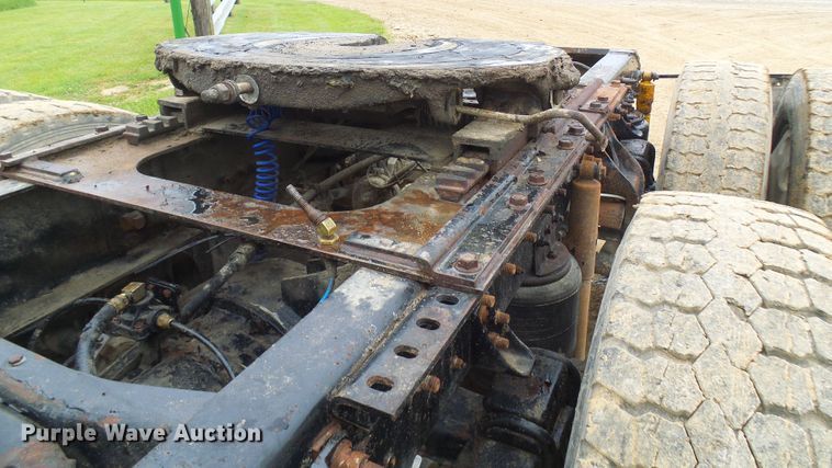 image for item DG5679 1999 International 9200  semi truck