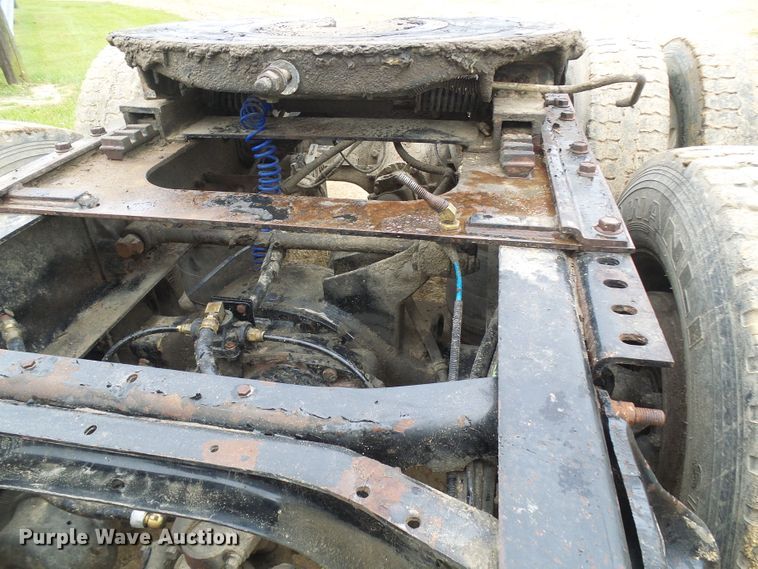 image for item DG5679 1999 International 9200  semi truck