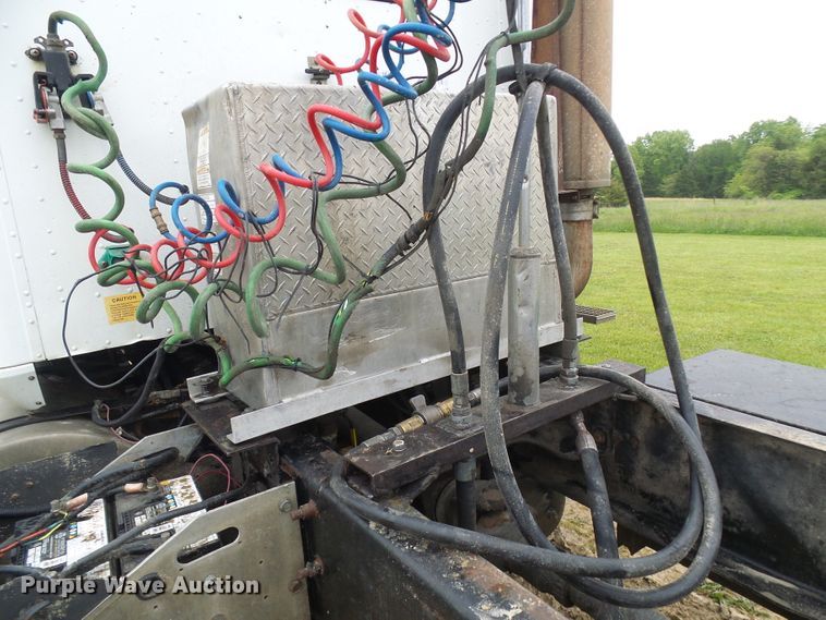 image for item DG5679 1999 International 9200  semi truck