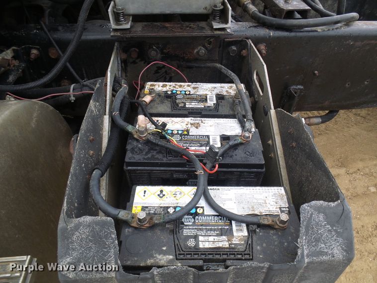 image for item DG5679 1999 International 9200  semi truck