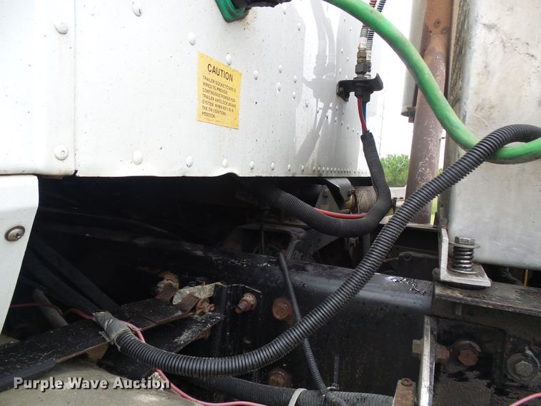 image for item DG5679 1999 International 9200  semi truck