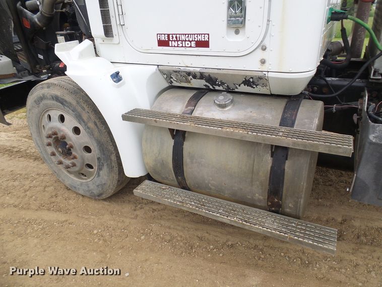 image for item DG5679 1999 International 9200  semi truck