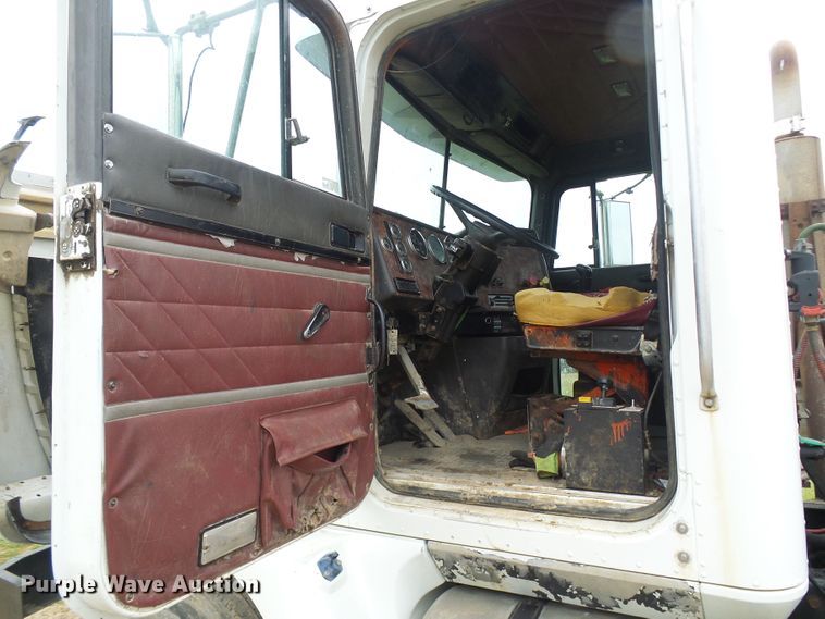 image for item DG5679 1999 International 9200  semi truck