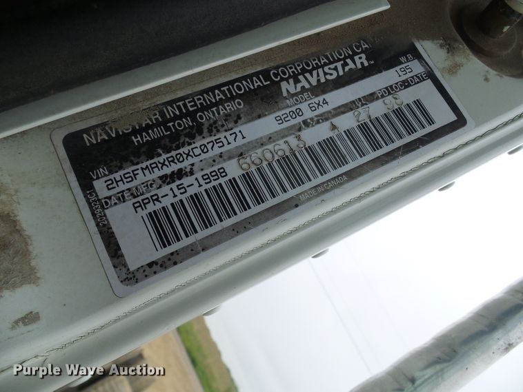 image for item DG5679 1999 International 9200  semi truck