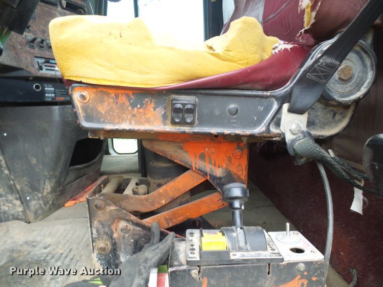 image for item DG5679 1999 International 9200  semi truck