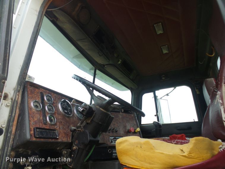 image for item DG5679 1999 International 9200  semi truck