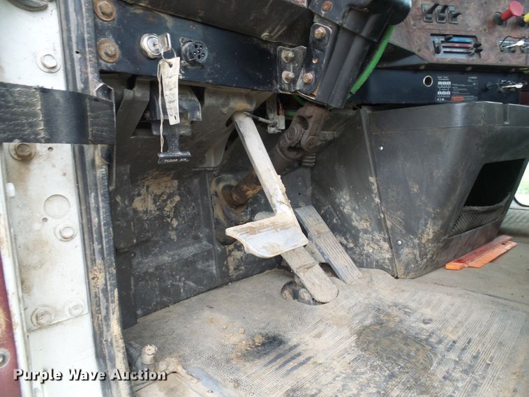 image for item DG5679 1999 International 9200  semi truck