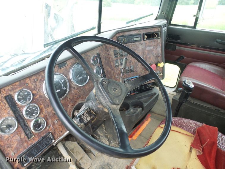 image for item DG5679 1999 International 9200  semi truck