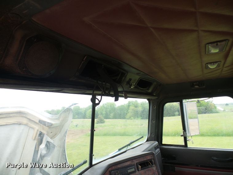 image for item DG5679 1999 International 9200  semi truck