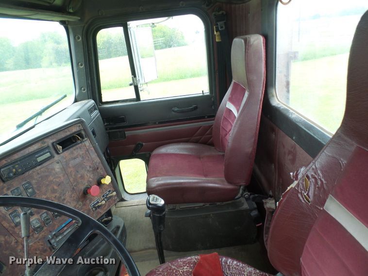 image for item DG5679 1999 International 9200  semi truck