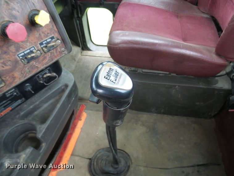 image for item DG5679 1999 International 9200  semi truck