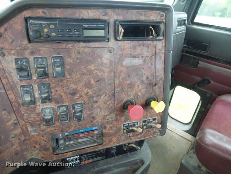 image for item DG5679 1999 International 9200  semi truck