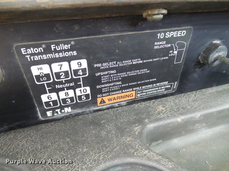 image for item DG5679 1999 International 9200  semi truck