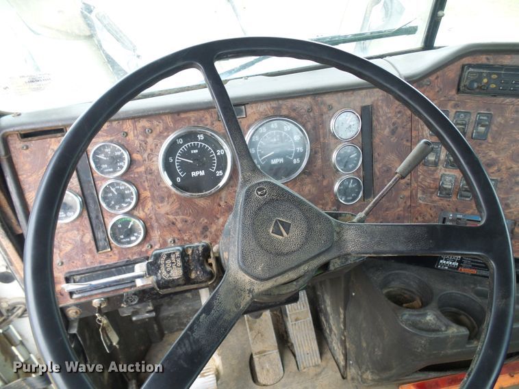 image for item DG5679 1999 International 9200  semi truck