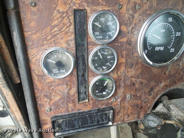 image for item DG5679 1999 International 9200  semi truck