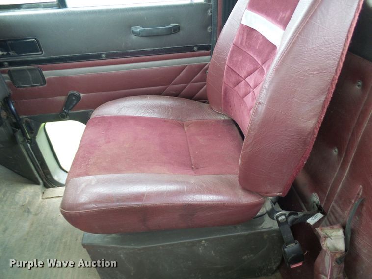 image for item DG5679 1999 International 9200  semi truck