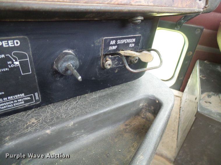 image for item DG5679 1999 International 9200  semi truck