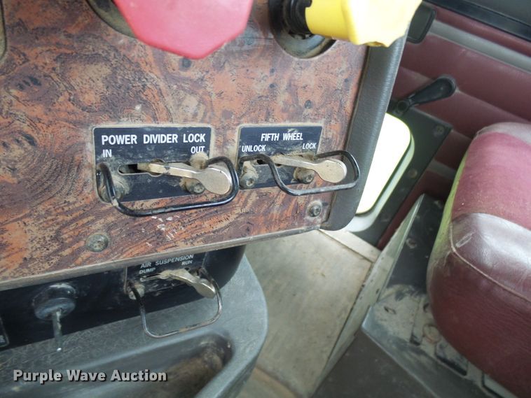 image for item DG5679 1999 International 9200  semi truck