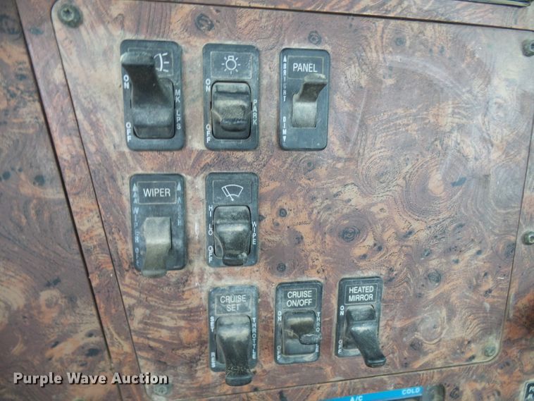 image for item DG5679 1999 International 9200  semi truck