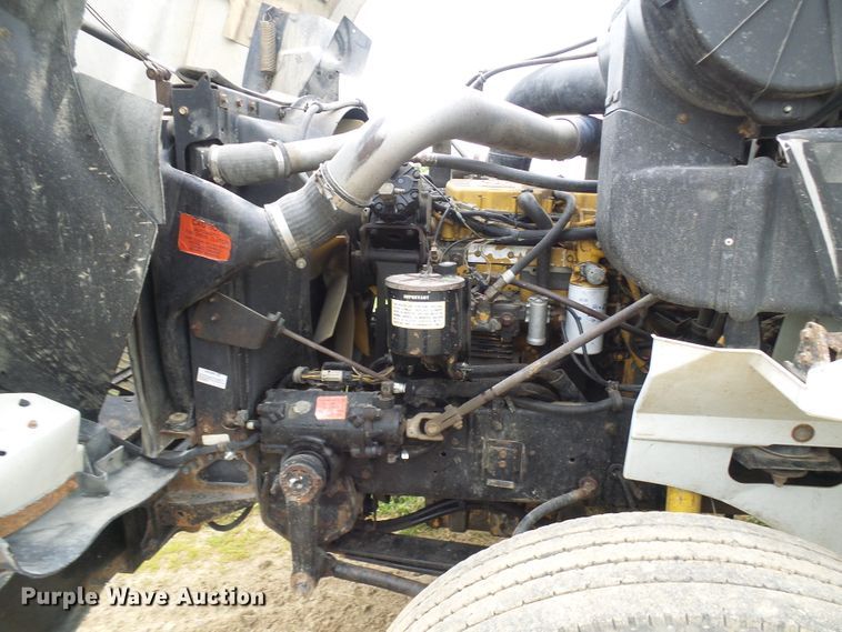 image for item DG5679 1999 International 9200  semi truck