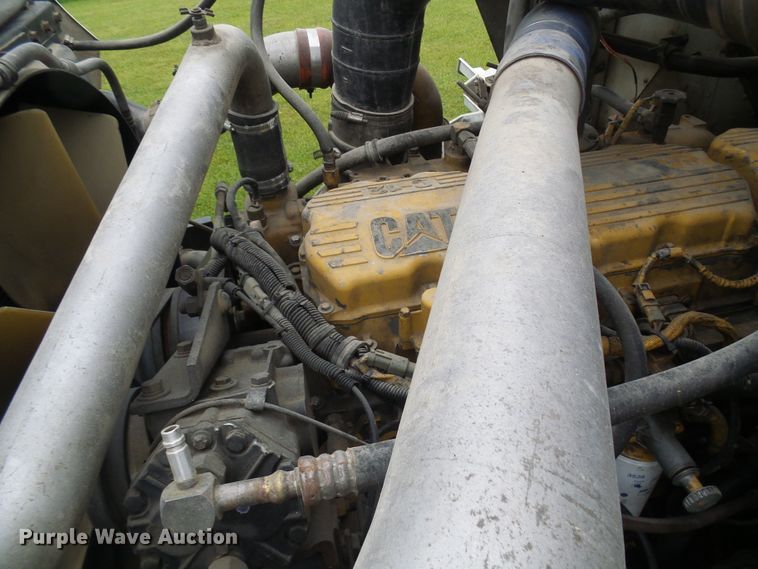 image for item DG5679 1999 International 9200  semi truck