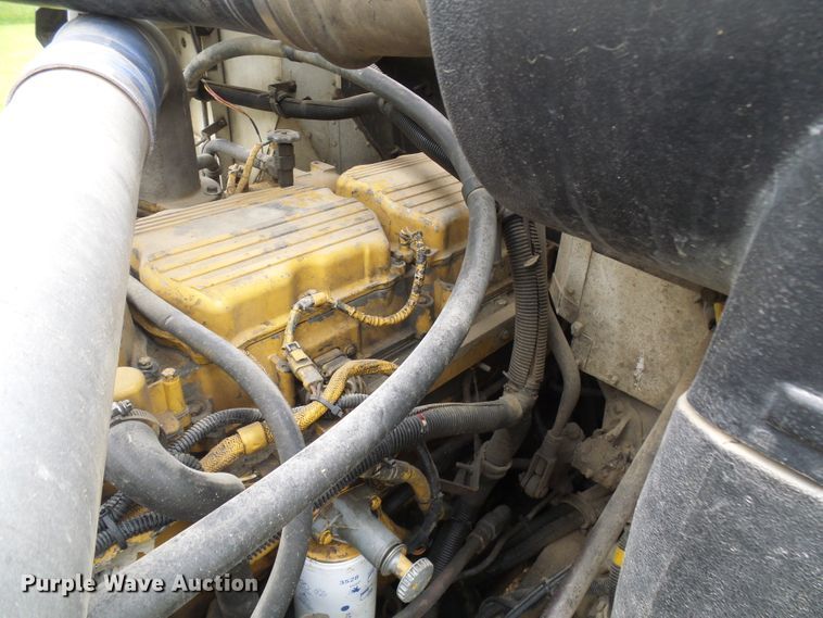 image for item DG5679 1999 International 9200  semi truck