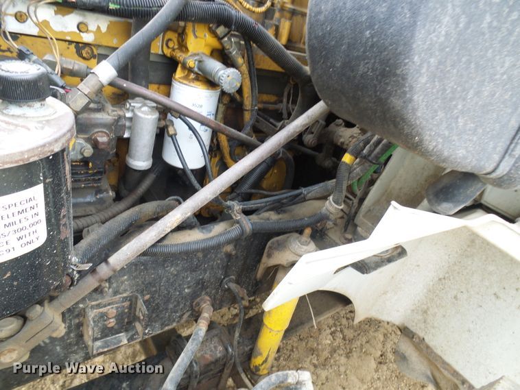 image for item DG5679 1999 International 9200  semi truck